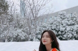 沈梦辰晒初雪美照 针织衫映衬白雪美成画报